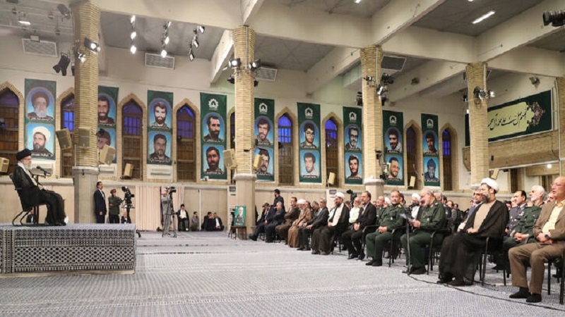 Ayetullah Hamenei: Batı, kadınların onurunun ayaklar altına alınmasından sorumlu olmalı