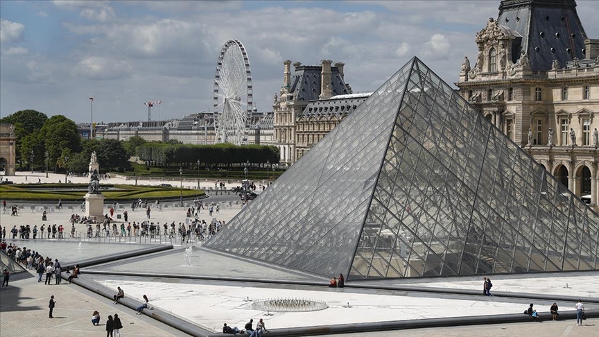 Paris’teki Louvre Müzesi bomba ihbarı nedeniyle kapatıldı