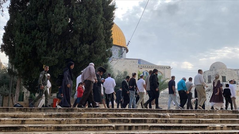 Onlarca fanatik Yahudi Mescid-i Aksa’ya baskın düzenledi