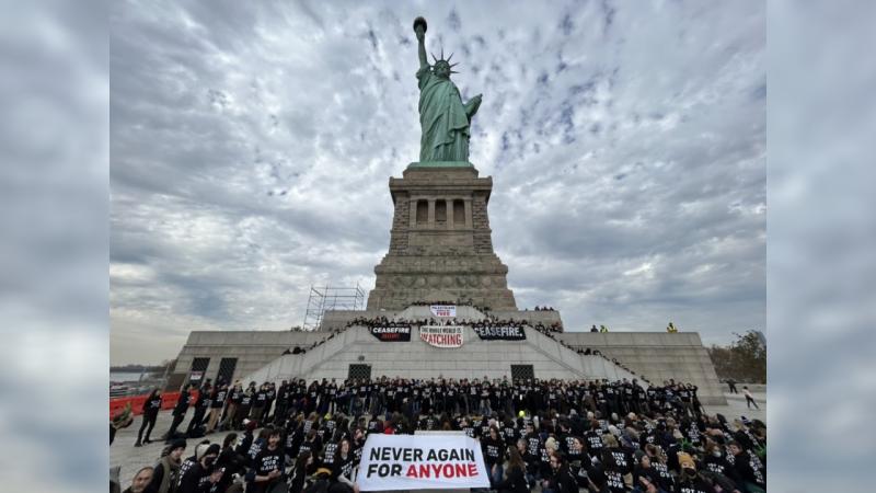 ABD’deki barış yanlısı Yahudi gruptan, Özgürlük Heykeli’nin bulunduğu adada protesto