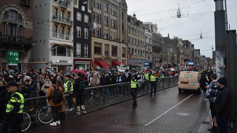 Hollanda’da yüzlerce kişi Gazze’de kalıcı ateşkes için yürüdü