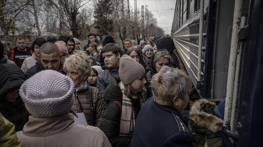 Ukrayna’da en şiddetli çatışmaların sürdüğü Donetsk bölgesinde sivillerin tahliyesi sürüyor