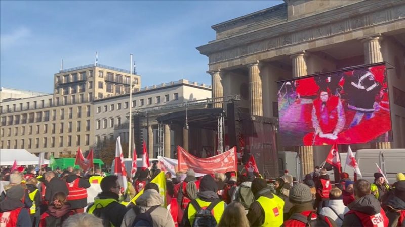 Berlin’de kamu çalışanları ücret artışı için uyarı grevi yaptı