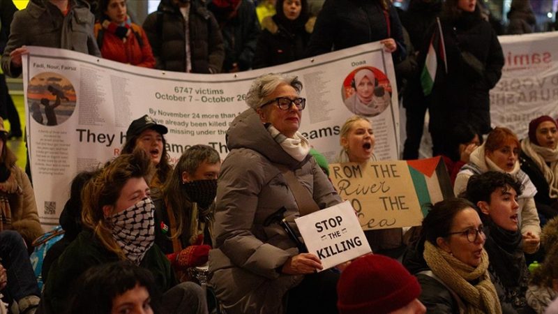 Hollanda’da tren istasyonlarında Filistin’e destek için oturma eylemleri yapıldı