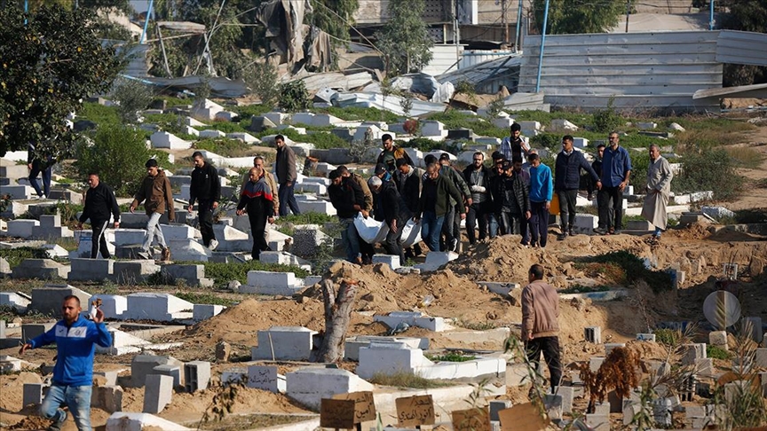 İsrail’in Deyr Belah’taki saldırılarında ölen Filistinliler, artık mezarlıklara sığmıyor