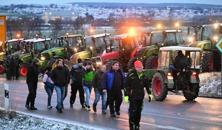 Alman Çiftçiler Protesto İçin Yolları Kapattı