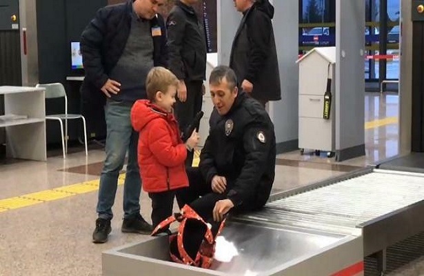 Havalimanında silah paniği… 6 yaşındaki çocuğun çantasından çıktı