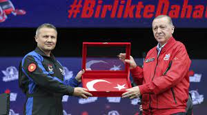 İlk Türk astronot uzay yolunda: Bakan Kacır aileyle bir araya geldi