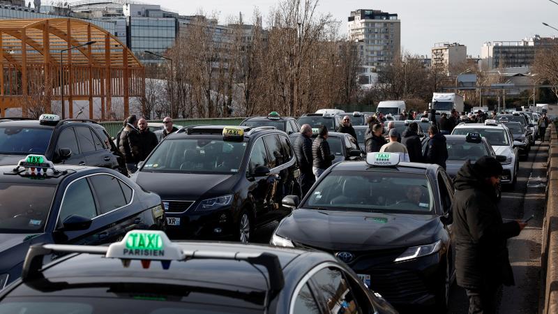 Fransa’da taksiciler de eylem yaptı