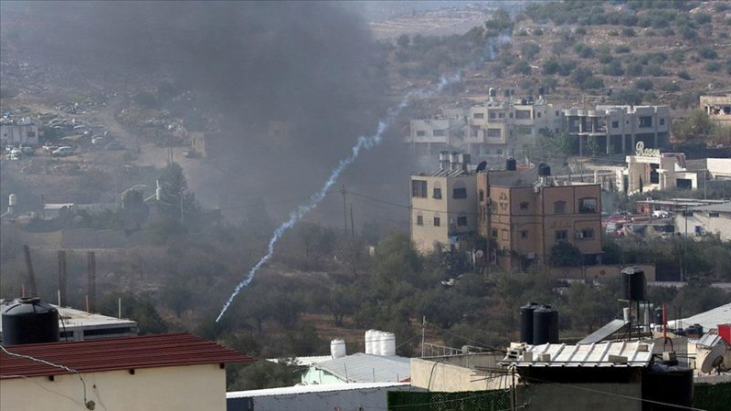 Batı Şeria’daki Filistinliler, askeri üniformalı yerleşimcilerin saldırılarına maruz kalıyor