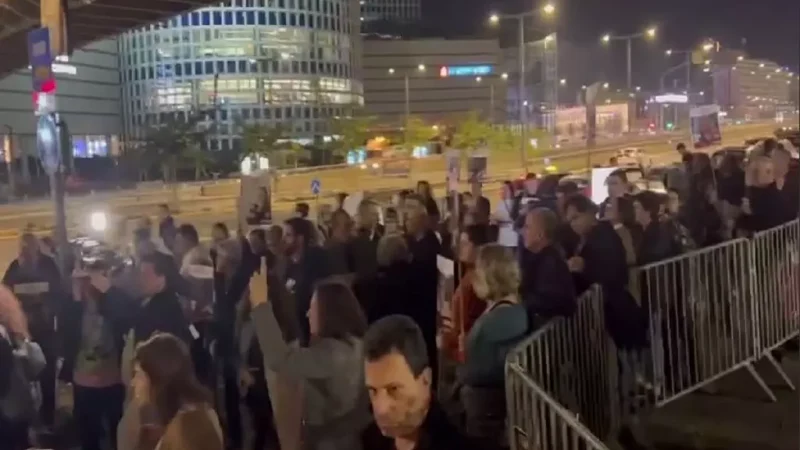 Siyonist Esirlerin Aileleri Tel Aviv’de Toplandı