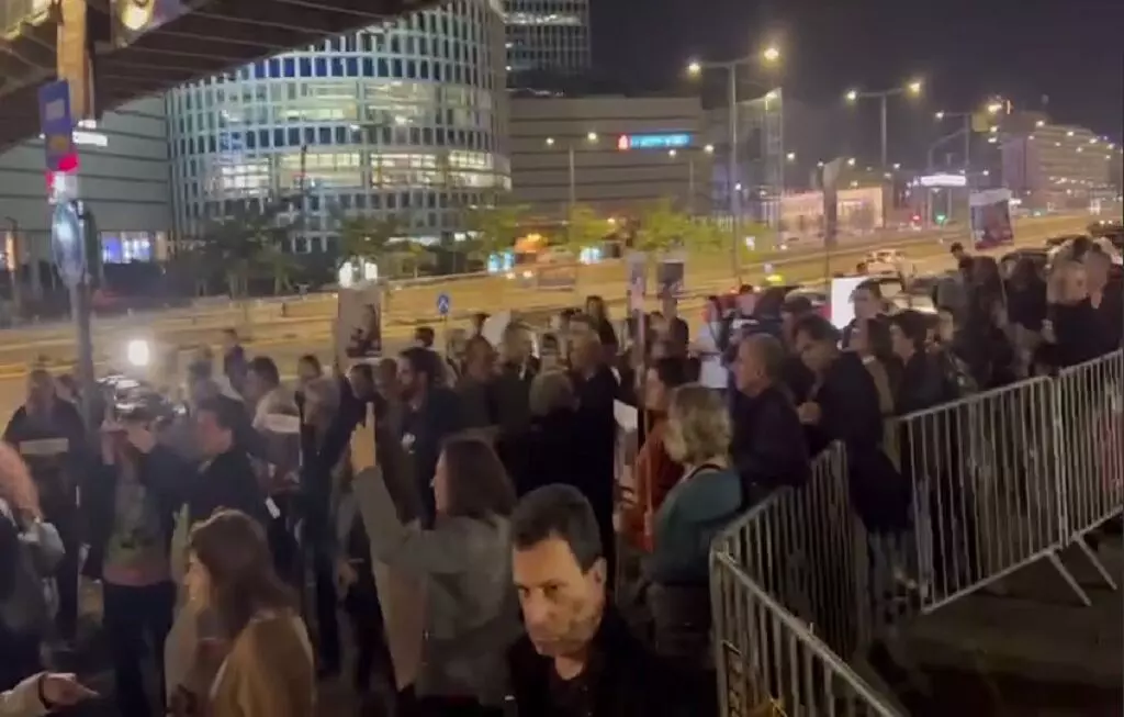 Siyonist Esirlerin Aileleri Tel Aviv’de Toplandı