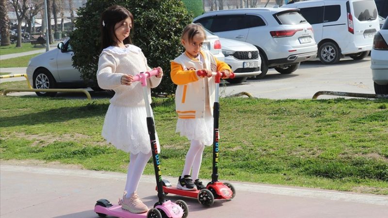 Erken yaşlanma hastası iki kız kardeş annelerinin desteğiyle hayata umutlu bakıyor