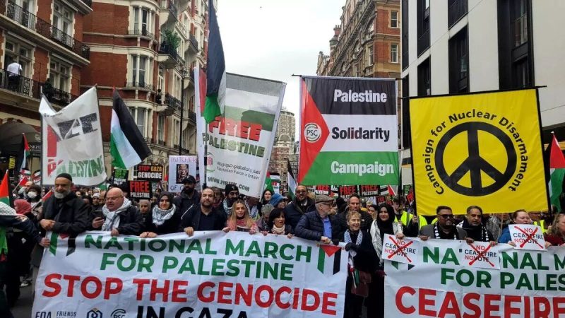 Londra’da İsrail Karşıtı Geniş Çaplı Protesto