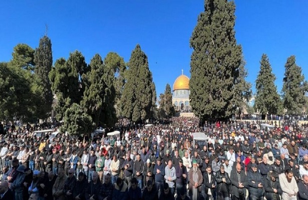 80 bin Filistinli Ramazan Ayının İlk Cuma Namazını Mescid-i Aksa’da Kıldı