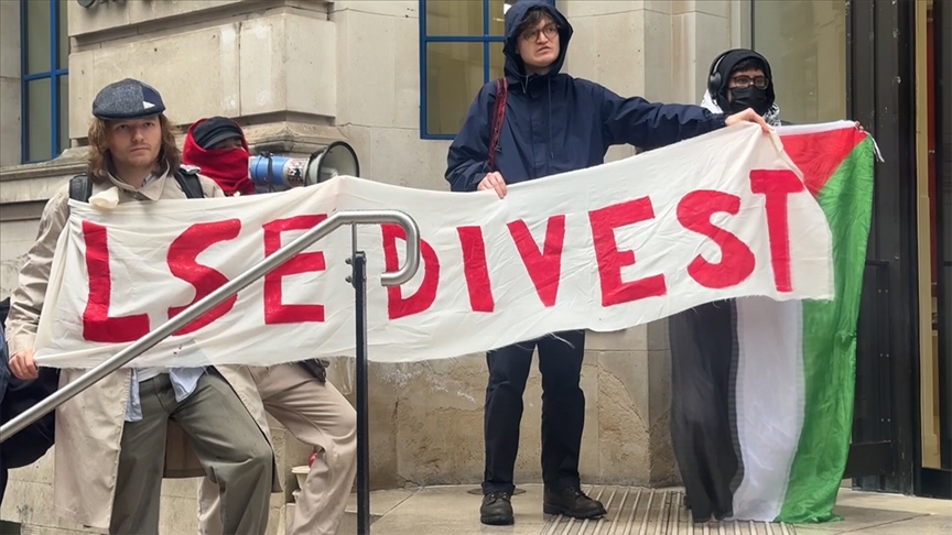 Londra’da, bir üniversiteye İsrail’e silah tedarik eden şirketlere yatırım yaptığı gerekçesiyle protesto