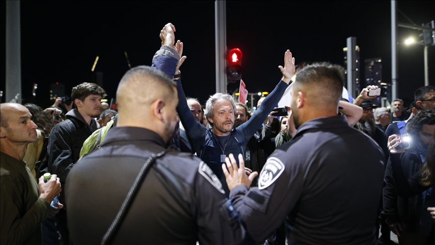 Tel Aviv’de binlerce İsrailli protestocu, Netanyahu’ya istifa çağrılarını yineledi