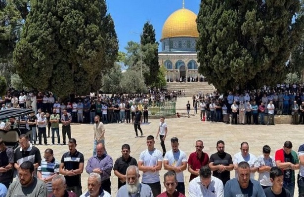 45 Bin Filistinli Cuma Namazını Mescid-i Aksa’da Kıldı