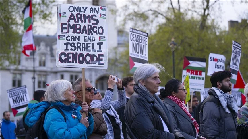 İsrail’e silah satışları İngiltere Parlamentosu önünde protesto edildi