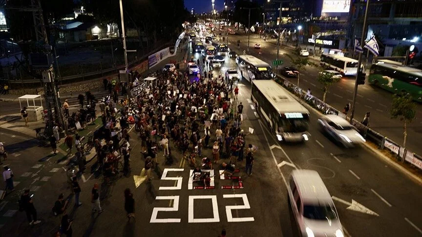 Gazze Şeridi’ndeki İsrailli esirlerin aileleri Tel Aviv’de yol kapattı