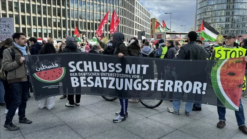 Berlin’de, Almanya’nın İsrail’e silah sevkiyatına protesto