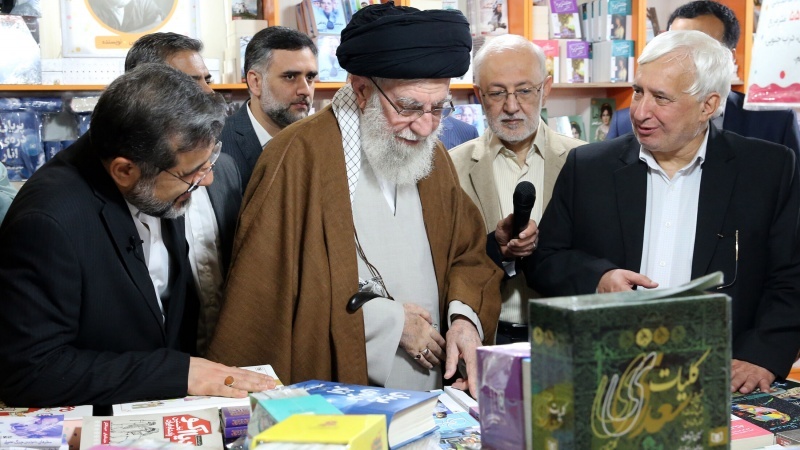 İslam İnkılabı Rehberi, Uluslararası Tahran Kitap Fuarı’nı ziyaret etti