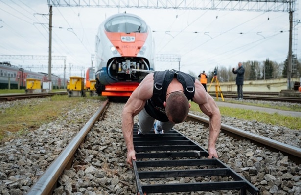 Rus atlet, 650 tonluk treni çekerek dünya rekoru kırdı