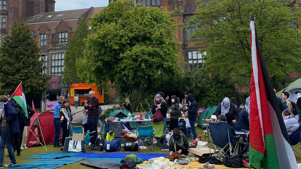 Londra’da bir üniversite Filistin destekçisi öğrencilerin taleplerini karşılamak için söz verdi