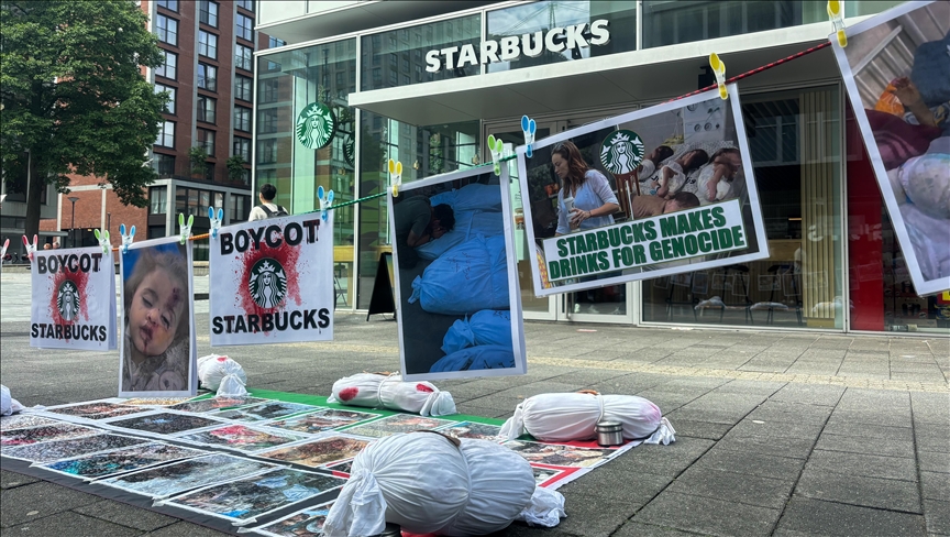 Hollanda’da bir araya gelen gruplar, Starbucks şubelerinin önünde İsrail’i protesto etti