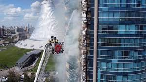Astana’da rezidansın dış cephesi yandı