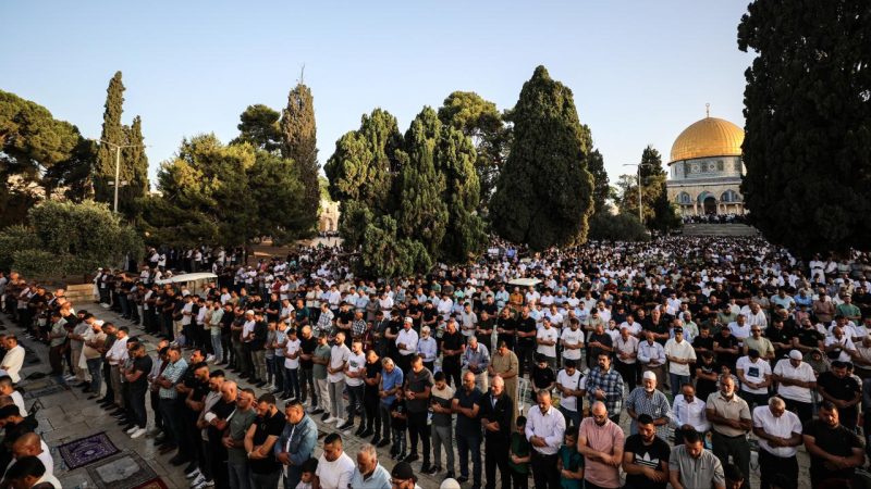 Mescid-i Aksa’da cuma namazı İsrail polisinin kısıtlamaları altında kılındı