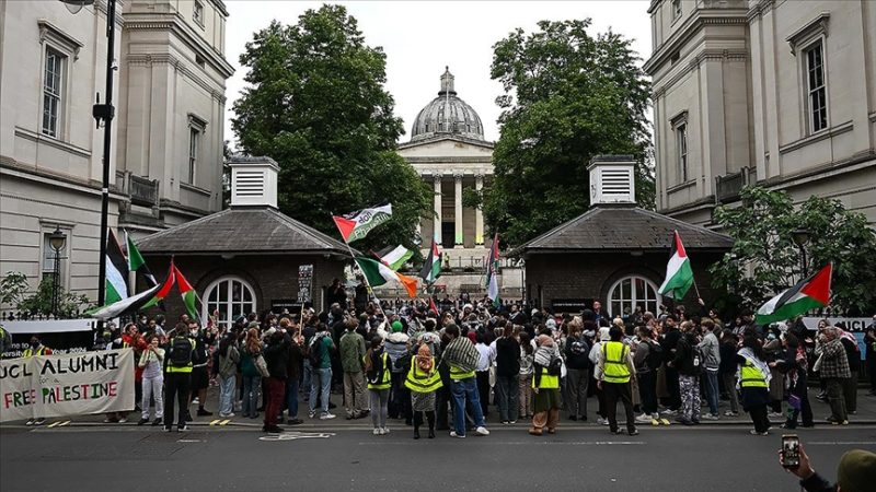 Londra’da üniversitelilerden Filistin eylemlerine katıldıkları için uzaklaştırılan arkadaşlarına destek