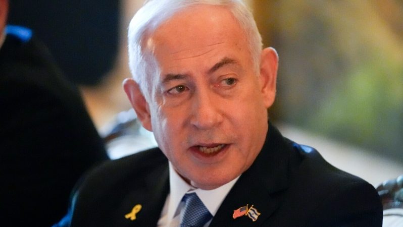 ‘Netanyahu, esirlerin hayatı üzerine kumar oynuyor’