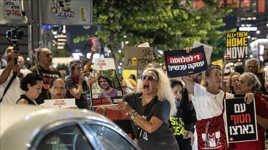 İsrailli esirlerin yakınları, ateşkes ve esir takası anlaşması talebiyle Tel Aviv’de gösteri düzenledi