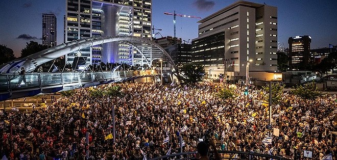 Tel Aviv’de Sözde Savunma Bakanlığı önünde gerilim tırmanıyor!