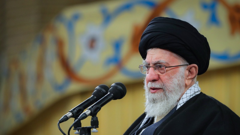 Ayetullah Hamenei: Düşmanın eli gösterdiği gibi dolu değil