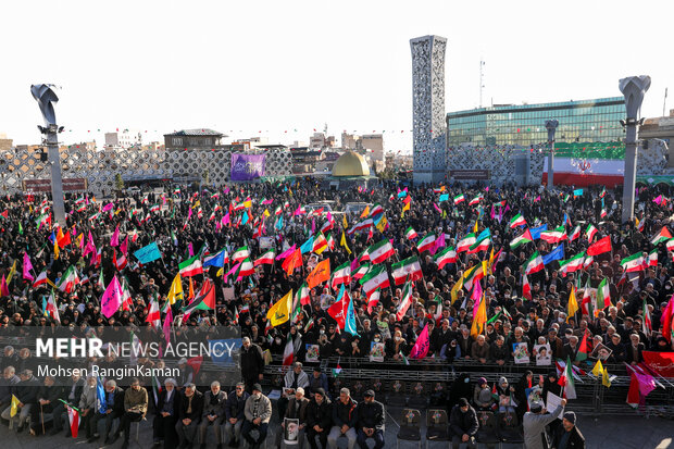 Tahran’daki 30 Aralık 2009 merasimine büyük katılım