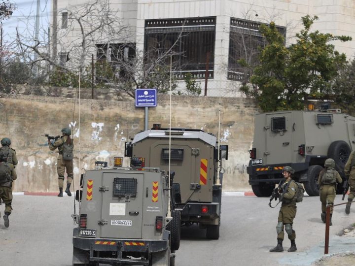 Katil İsrail’den Hebron’da “darp ve kötü muamele” uygulamaları