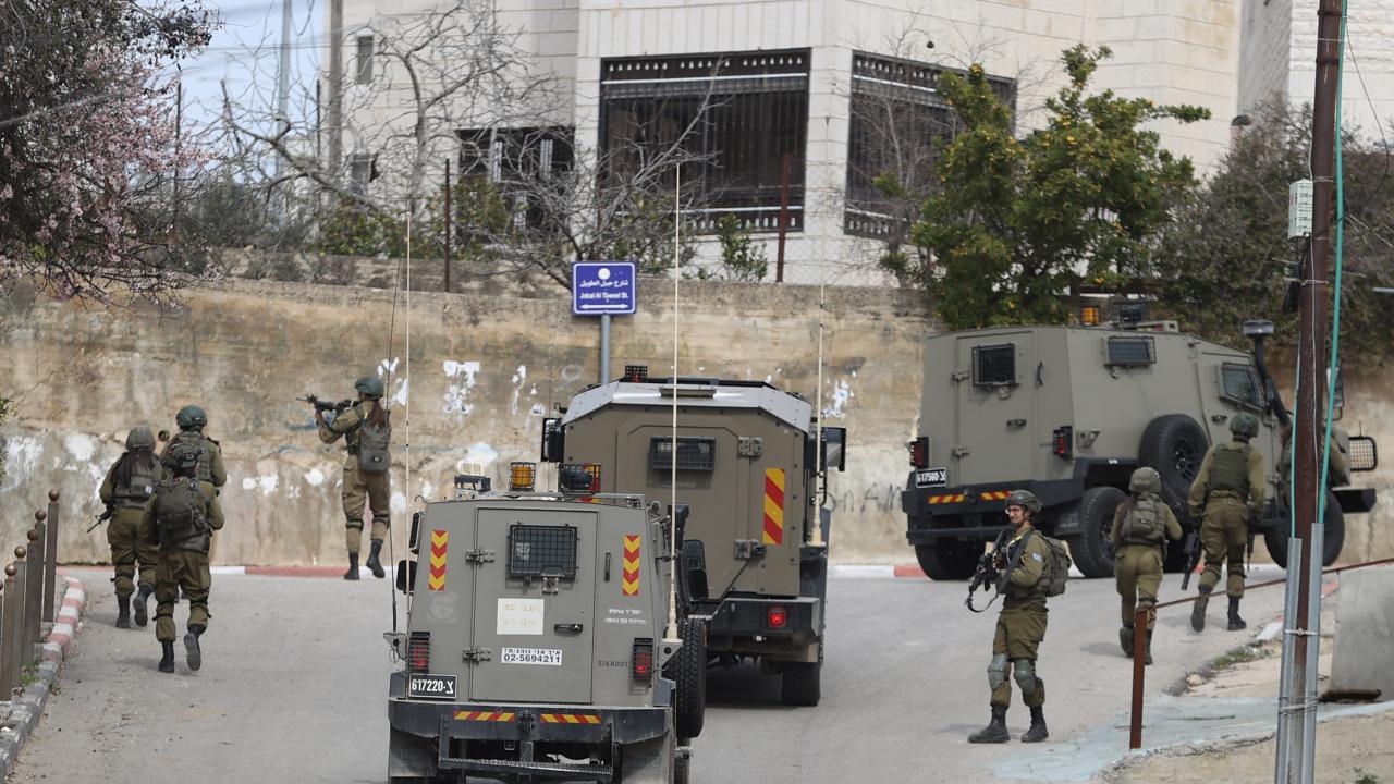 Katil İsrail’den Hebron’da “darp ve kötü muamele” uygulamaları