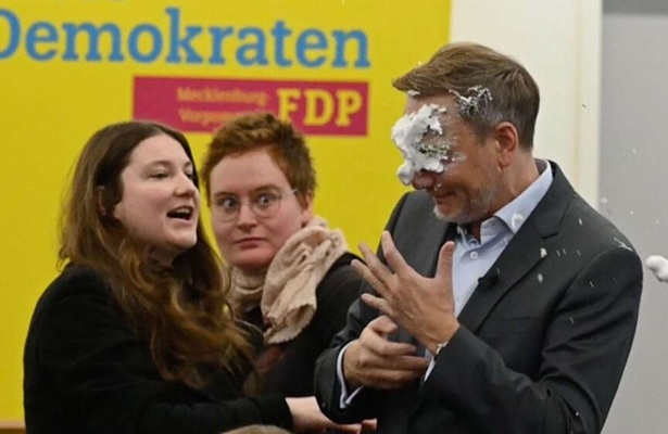 Almanya’da Eski Bakan Christian Lindner’in Yüzüne Pasta Atıldı