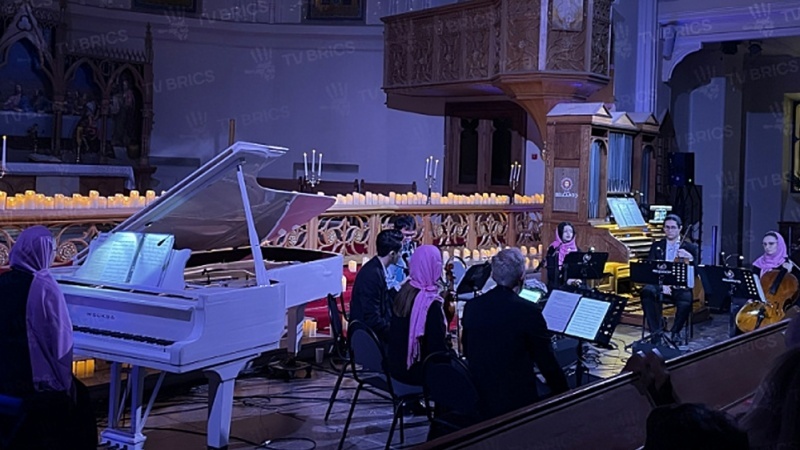 Sevgi ve Umut Melodisi; Rus Seyircilerden Moskova Konserinde Eski İran Enstrümanlarına Sıcak Karşılama