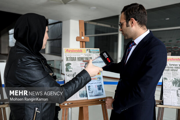 Aydınlık Gazetesi’nin ”1979 İran İslam Devrimi” manşeti Tahran’da sergilendi