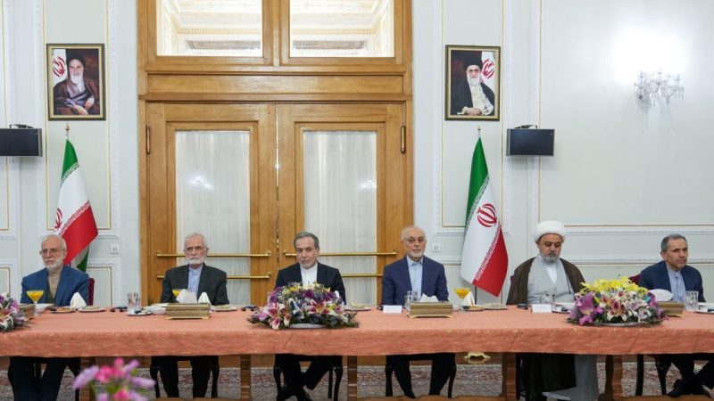 Irakçi: Amerika ve İngiltere’nin Yemen’e yönelik askeri saldırısını kınıyoruz