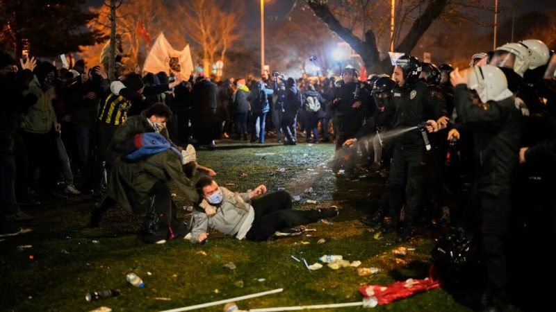 Türk polisi ile protestocular arasında kargaşa