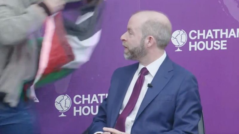 Chatham House’da “Filistin’e Özgürlük” sloganları: İngiliz bakanın İsrail destekli konuşması kesildi  