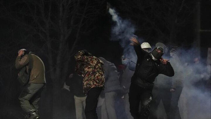 İstanbul’daki gösterilerinde 16 polis yaralandı