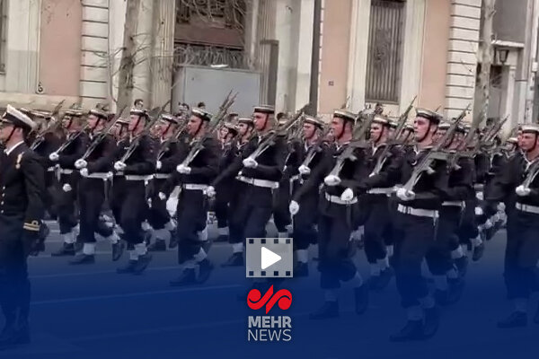 Yunanistan’da geçit töreninde Türkiye karşıtı slogan